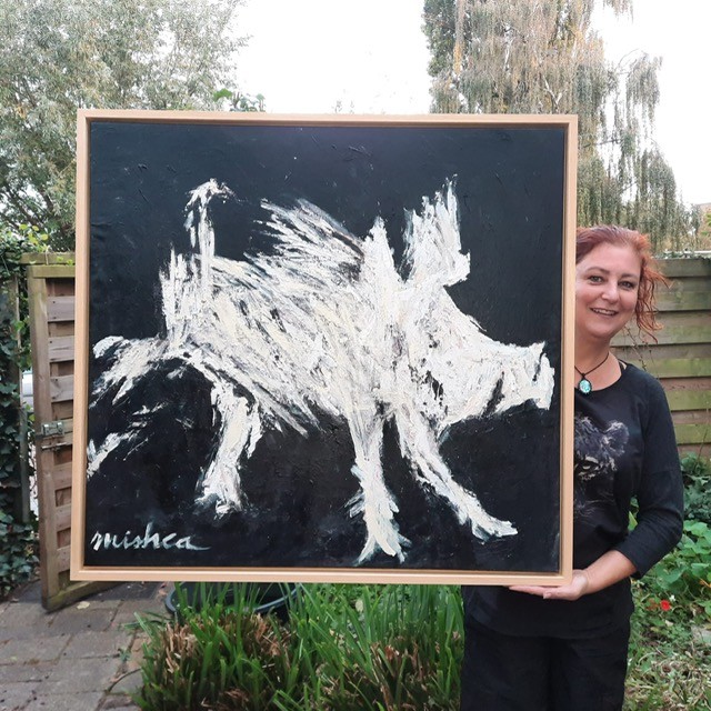 Micha houdt schilderij vast